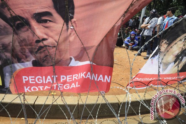 Dokumentasi massa Gerakan Nasional Masyarakat Perikanan Indonesia berdemonstrasi di depan Istana Merdeka, Jakarta, Rabu (6/4). Dalam demonstrasi yang bertepatan dengan Hari Nelayan Nasional itu mereka meminta kesejahteraan nelayan di Indonesia lebih diperhatikan dan ditingkatkan. 