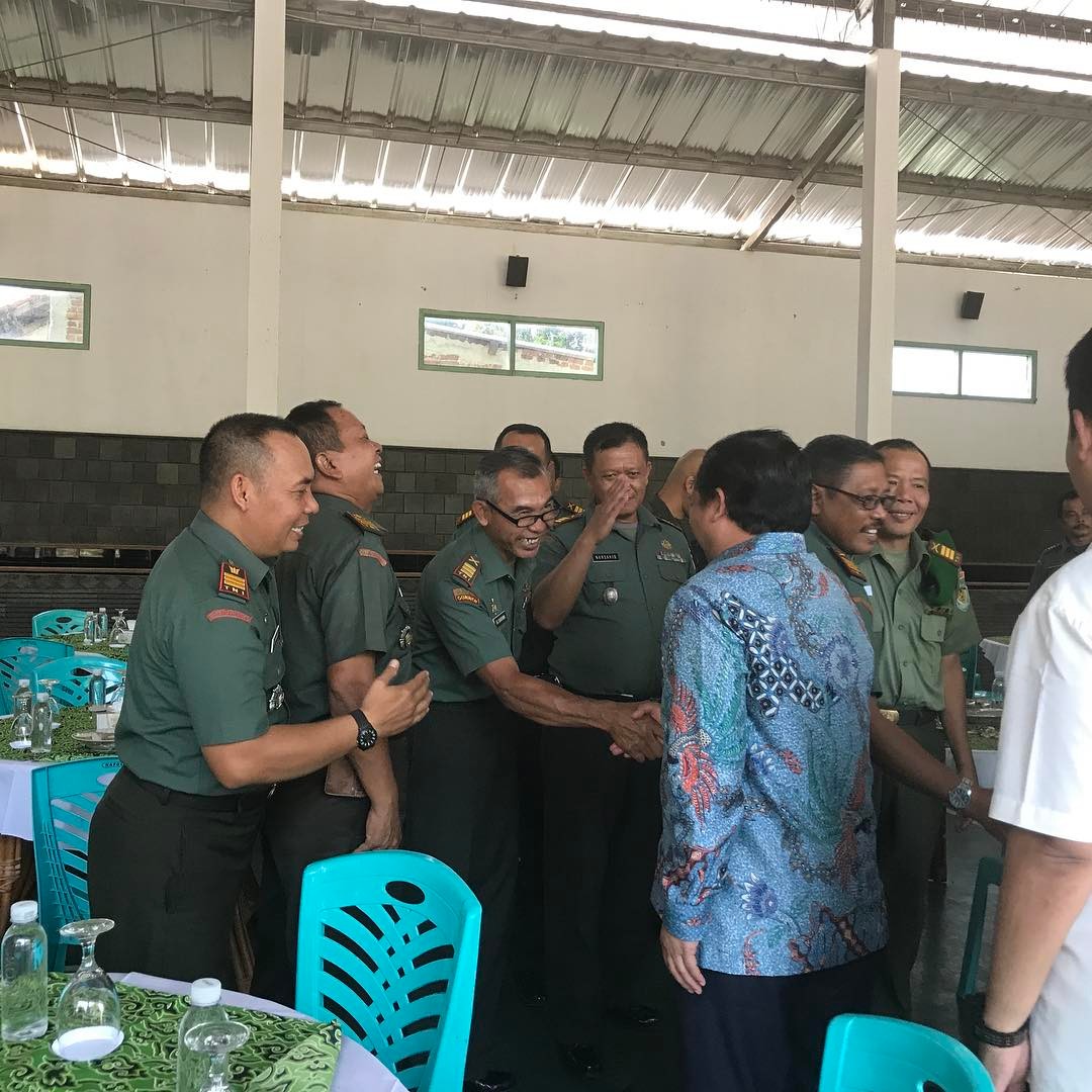 Ayah saya tentara, bersilaturahmi dengan prajurit TNI serasa bertemu dengan ayah saya dan ingat masa kecil sering di ajak piket di kantor Koramil atau berkeliling desa sebagai Babinsa. Suka dan duka sebagai anak tentara tentu sangat memberkas dalam diri saya.