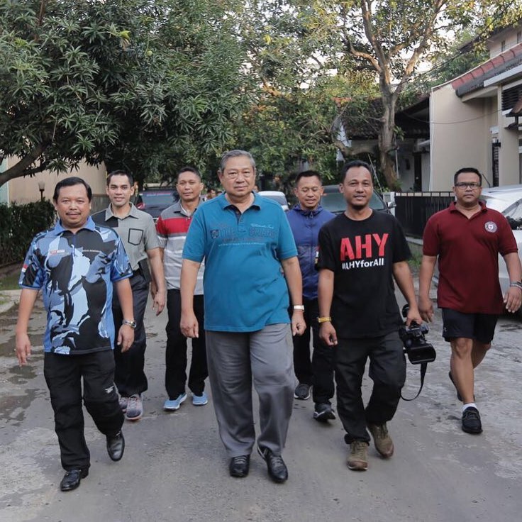 Ditemani Kang Hero, SBY Beserta Keluarga Santap Nasi Jamblang di Cirebon