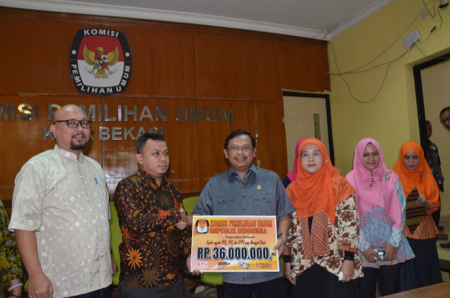 Komisi II dan KPU Serahkan Santunan Kepada Keluarga Petugas KPPS di Kota Bekasi