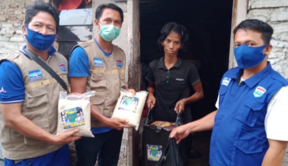 Hero Center Berikan Bantuan Sembako ke Keluarga Inah Warga Pesantren Kalijaga