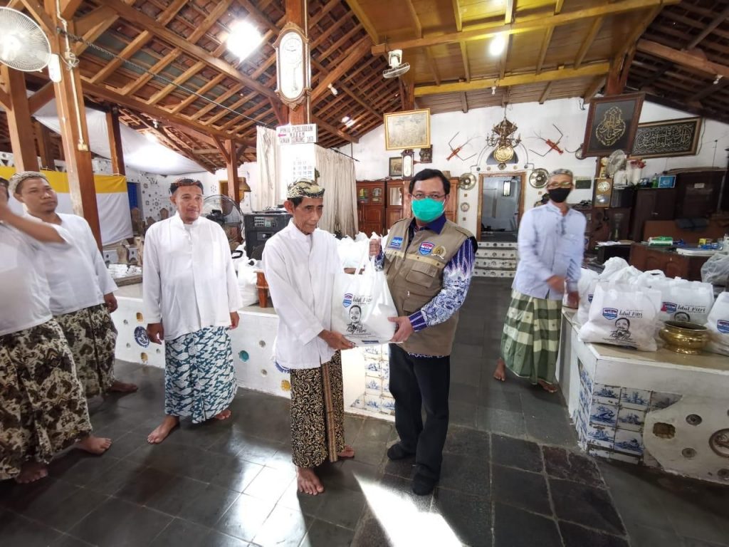 Bantu Warga Terdampak Corona, Herman Khaeron Turun Tangan Salurkan Bantuan di Cirebon dan Indramayu