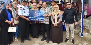 Herman Khaeron Bagi-bagi Bantuan Kepada Warga Kabupaten Cirebon
