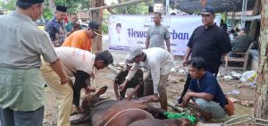 Website Herman Khaeron - Kang Hero (Anggota DPR RI Fraksi Demokrat), Herman Khaeron dan Ratnawati Salurkan Hewan Kurban untuk Warga Pasaleman