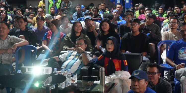 Herman Khaeron Dukung UMKM Lewat Nobar Final Piala Dunia 2026 Bersama Warga Cirebon