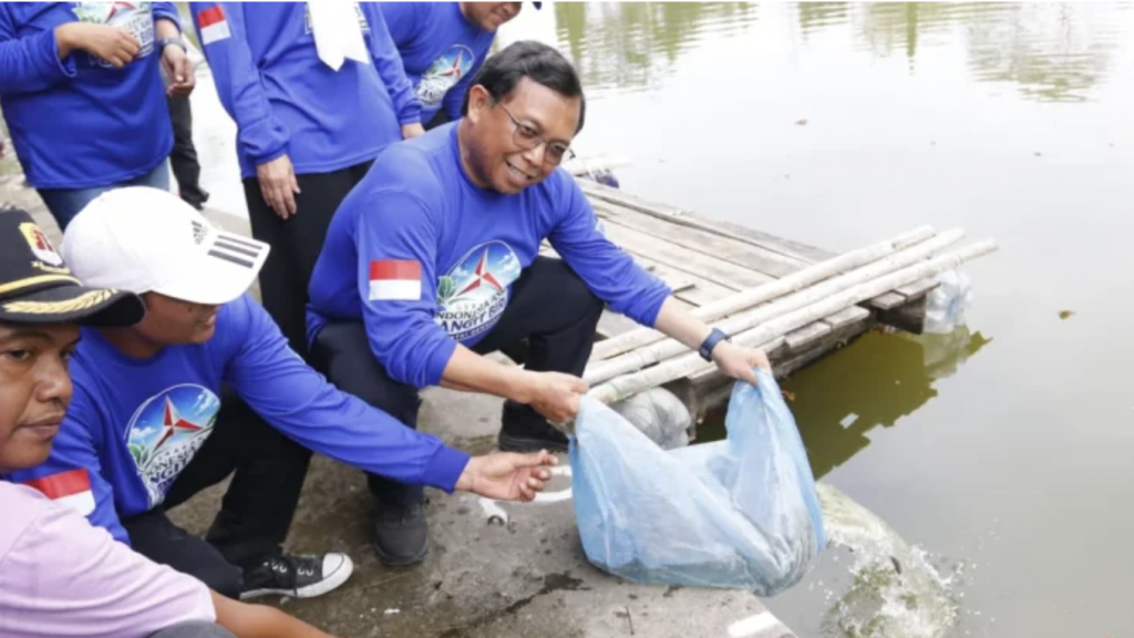 Partai Demokrat Tebar 5.000 Benih Ikan dan Tanam Pohon di Setu Pejaten Cirebon